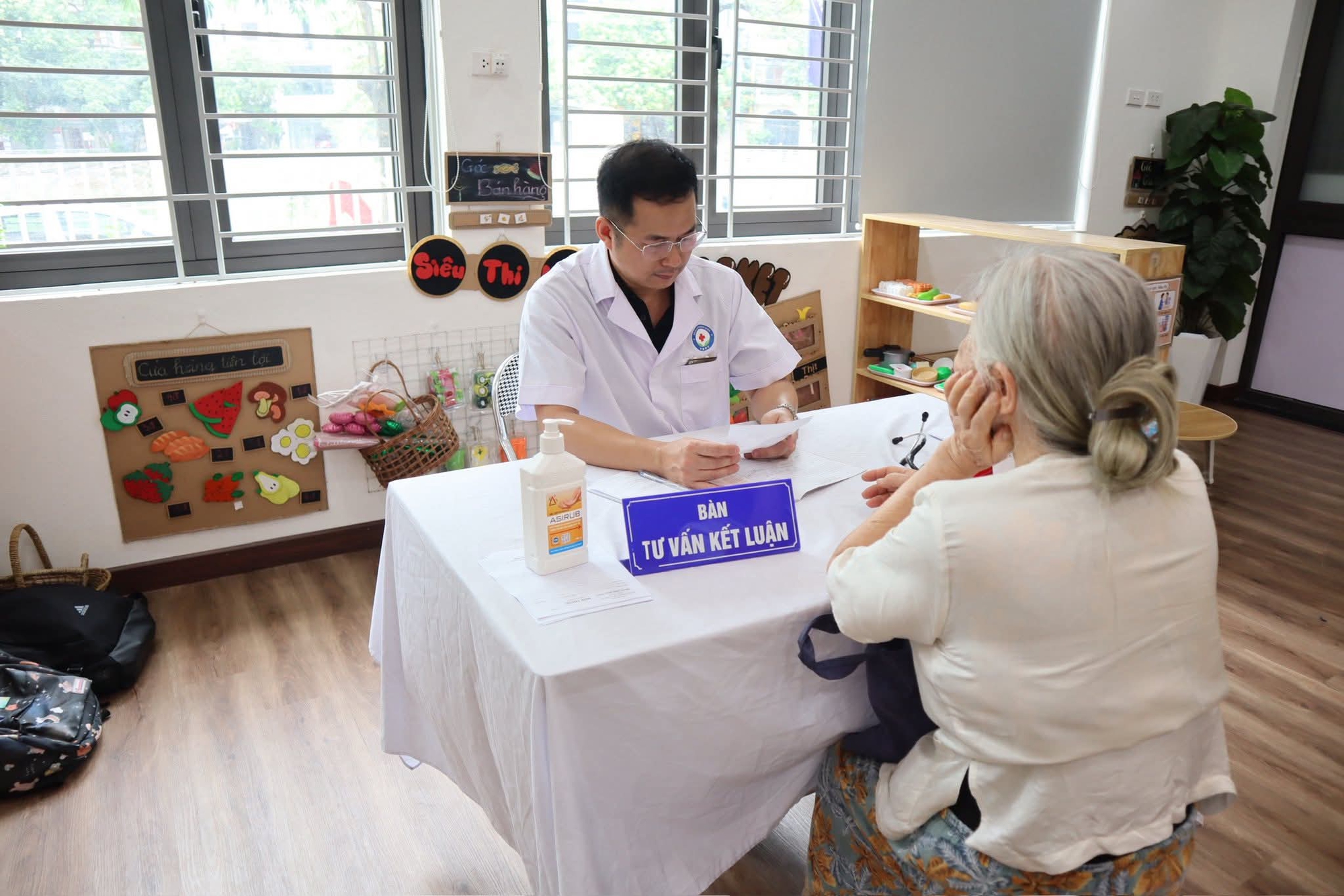 1000080440-17807310048801363289250 Người cao tuổi, người khuyết tật phấn khởi đi khám sức khỏe miễn phí ngay tại phường - Ảnh 4.