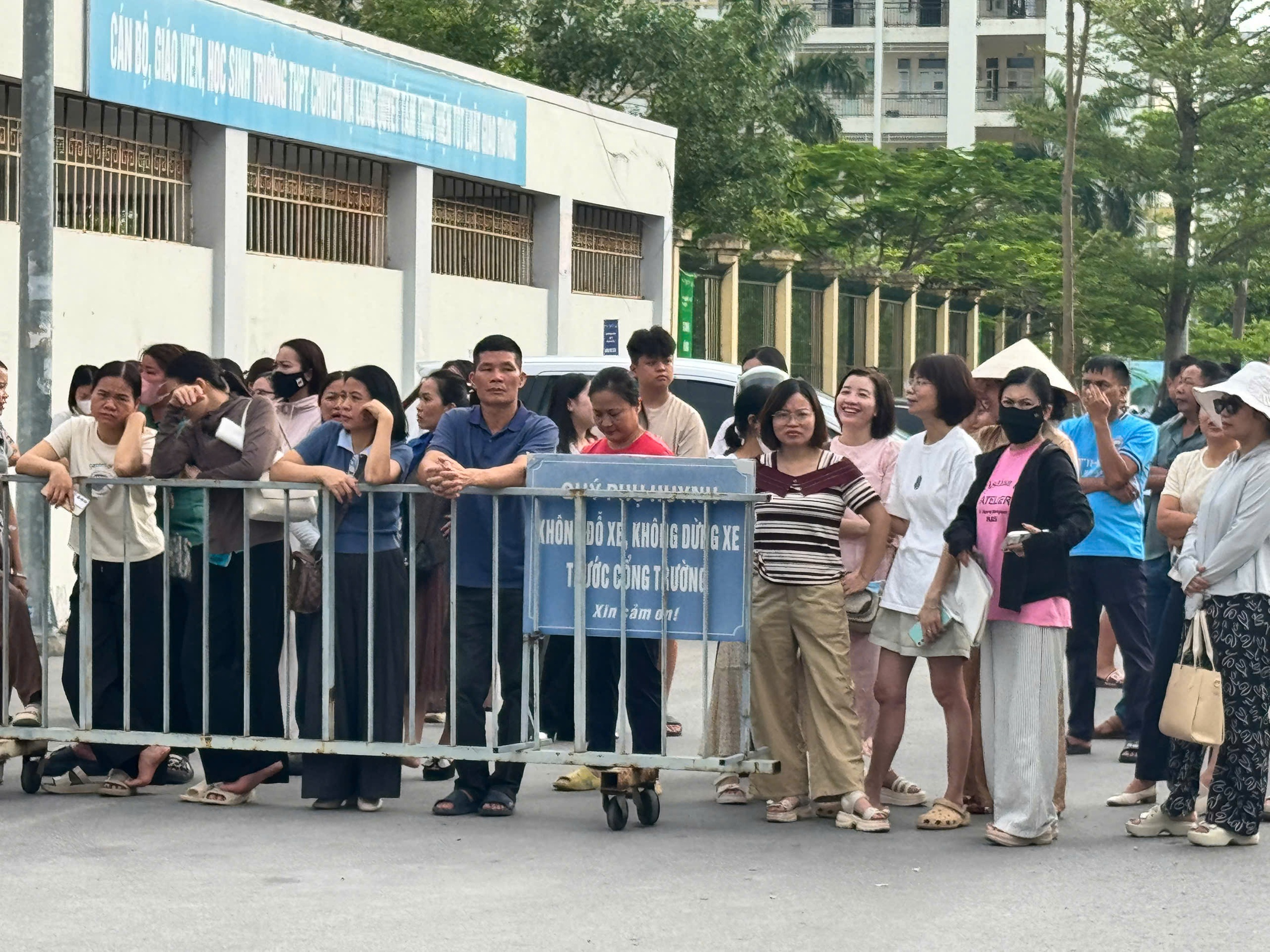 Những khoảnh khắc đẹp trong ngày đầu thi tốt nghiệp THPT tại Quảng Ninh- Ảnh 6.