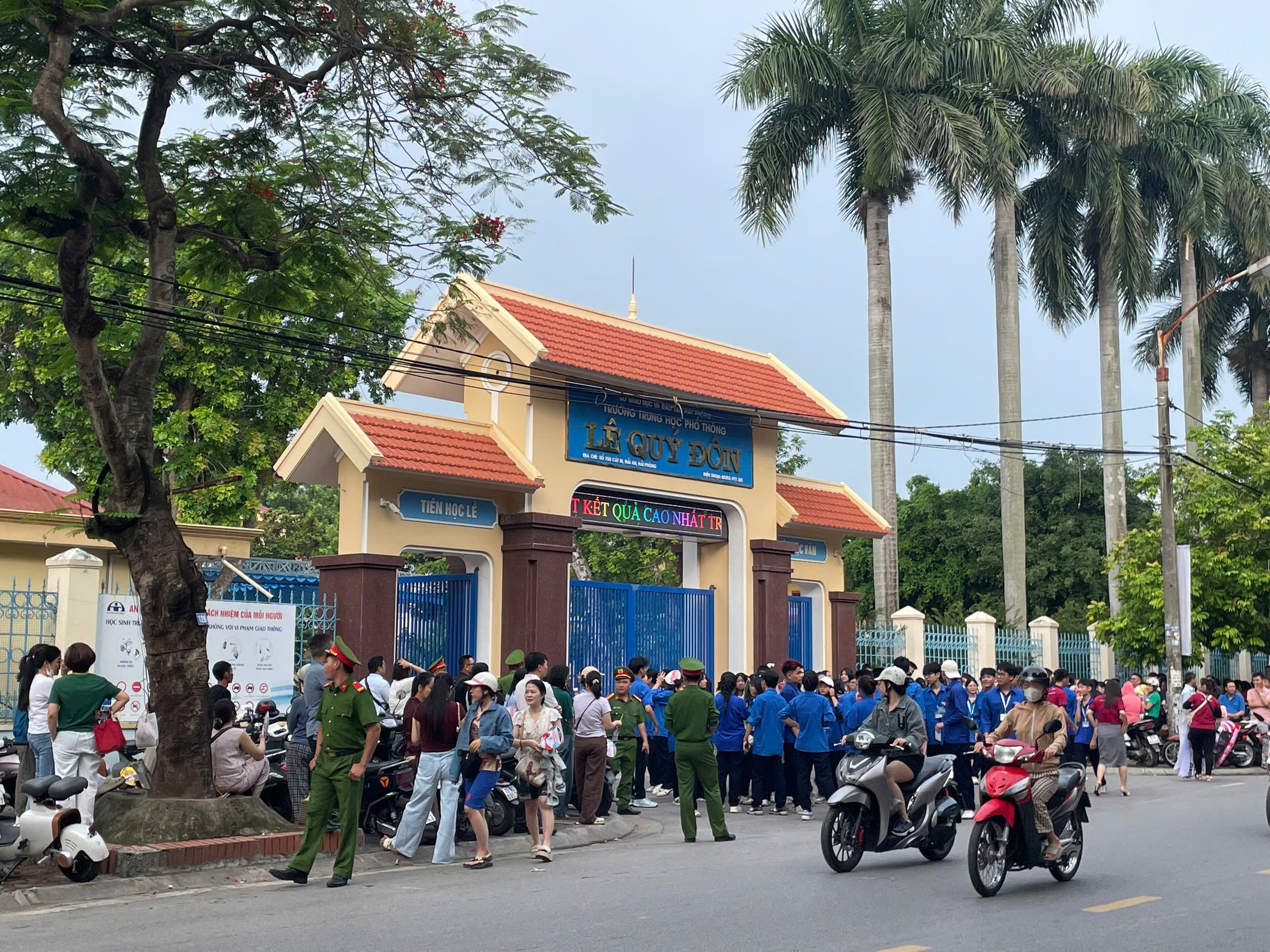 Một thí sinh Hải Phòng được lực lượng công an hỗ trợ đưa đến điểm thi đúng giờ- Ảnh 2.