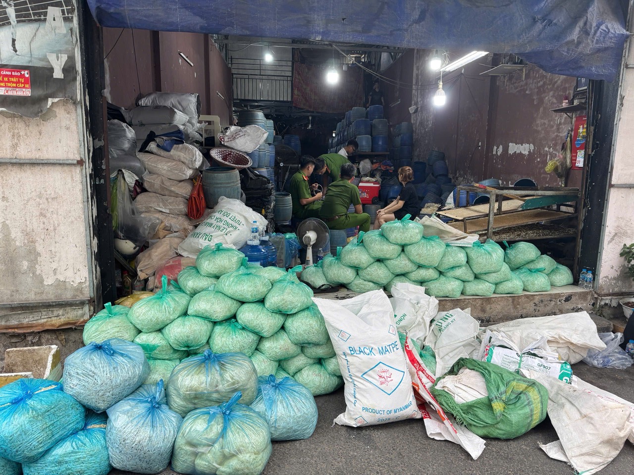 Hơn 1.000 tấn giá đỗ ngâm 'nước kẹo' tuồn vào các chợ, quán ăn ở Bình Thạnh, Gò Vấp cũ- Ảnh 4.
