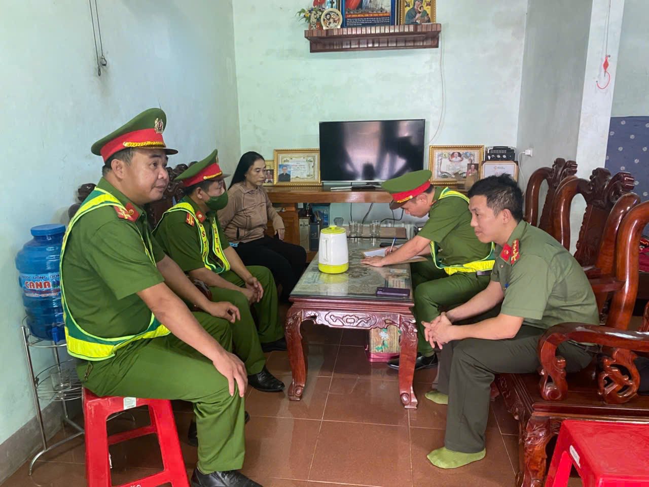 Người phụ nữ cầm cào chặn ô tô đi vào đường phơi lúa- Ảnh 1.