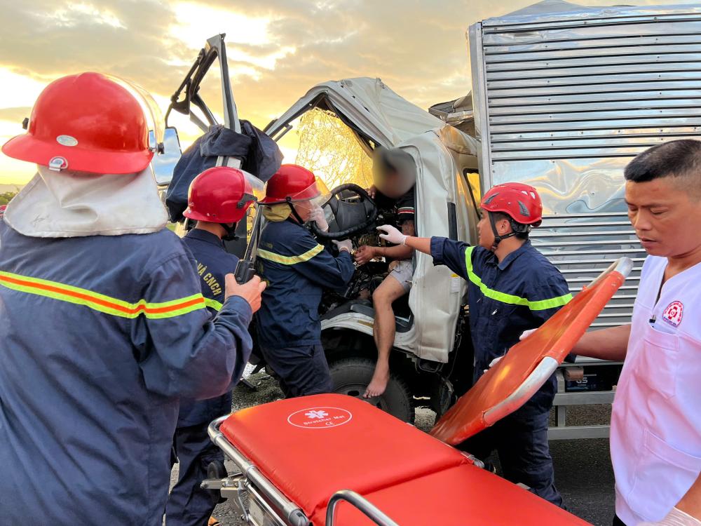 Xe tải tông nhau trên cao tốc, 3 người thương vong- Ảnh 2.