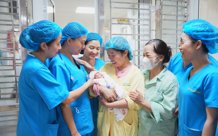 Liên tiếp cứu sống nhiều phụ nữ chửa ngoài tử cung vỡ tại Bệnh viện Đa khoa Khu vực Vân Đồn - Ảnh 3.