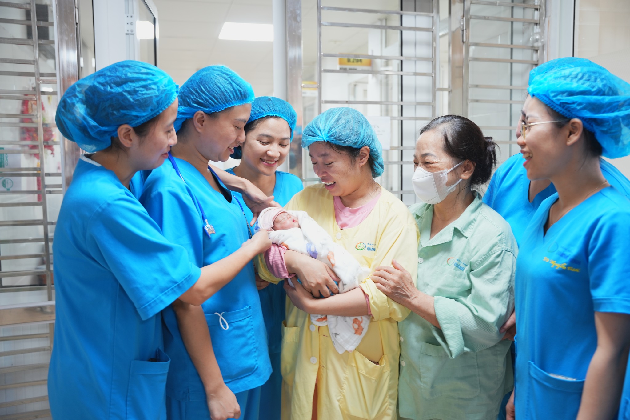 Hành trình 86 ngày nuôi sống bé sơ sinh non tháng của y bác sĩ ở Quảng Ninh- Ảnh 2.