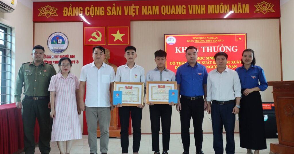 Trao Huy hiệu ‘Tuổi trẻ dũng cảm’ cho 2 học sinh cứu người trên sông Con
