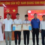 Trao Huy hiệu ‘Tuổi trẻ dũng cảm’ cho 2 học sinh cứu người trên sông Con