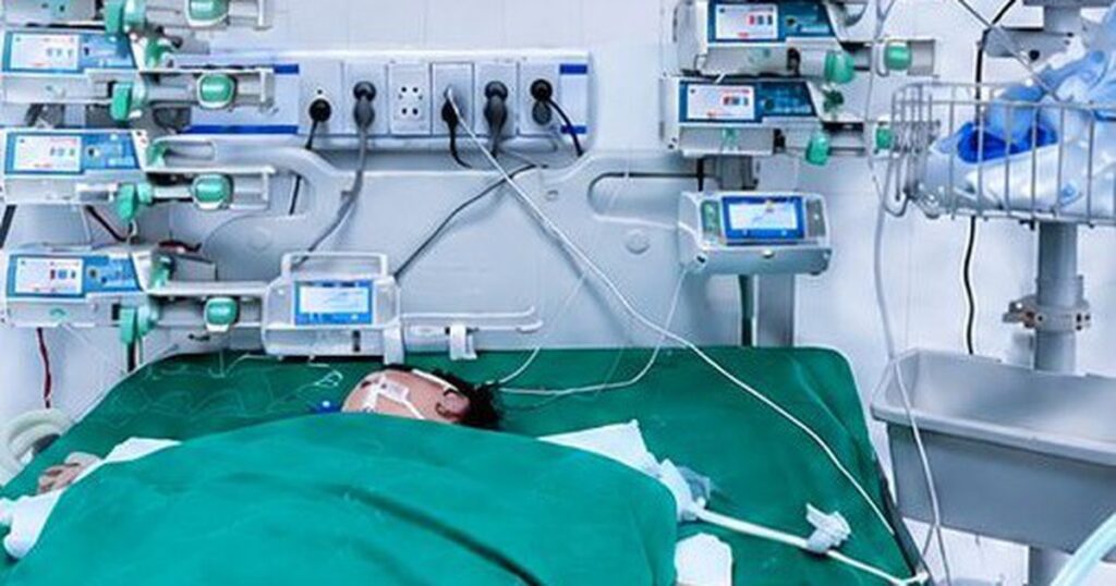 Cứu sống bé trai 23 tháng tuổi mắc tay chân miệng với nhiều biến chứng thần kinh, hô hấp và tuần hoàn