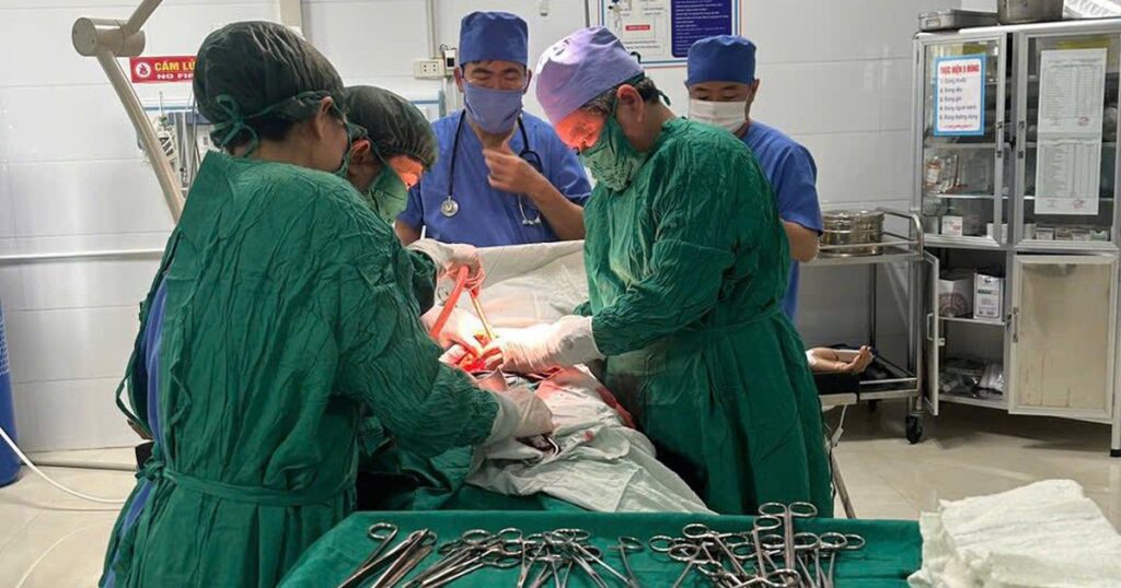 Cứu sống sản phụ choáng mất máu nặng do thai ngoài tử cung vỡ