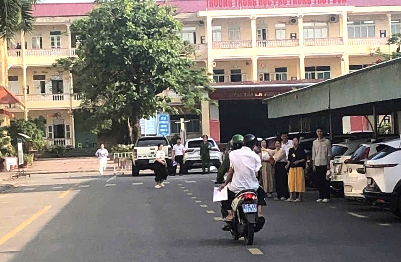 Một thí sinh Hải Phòng được lực lượng công an hỗ trợ đưa đến điểm thi đúng giờ- Ảnh 1.