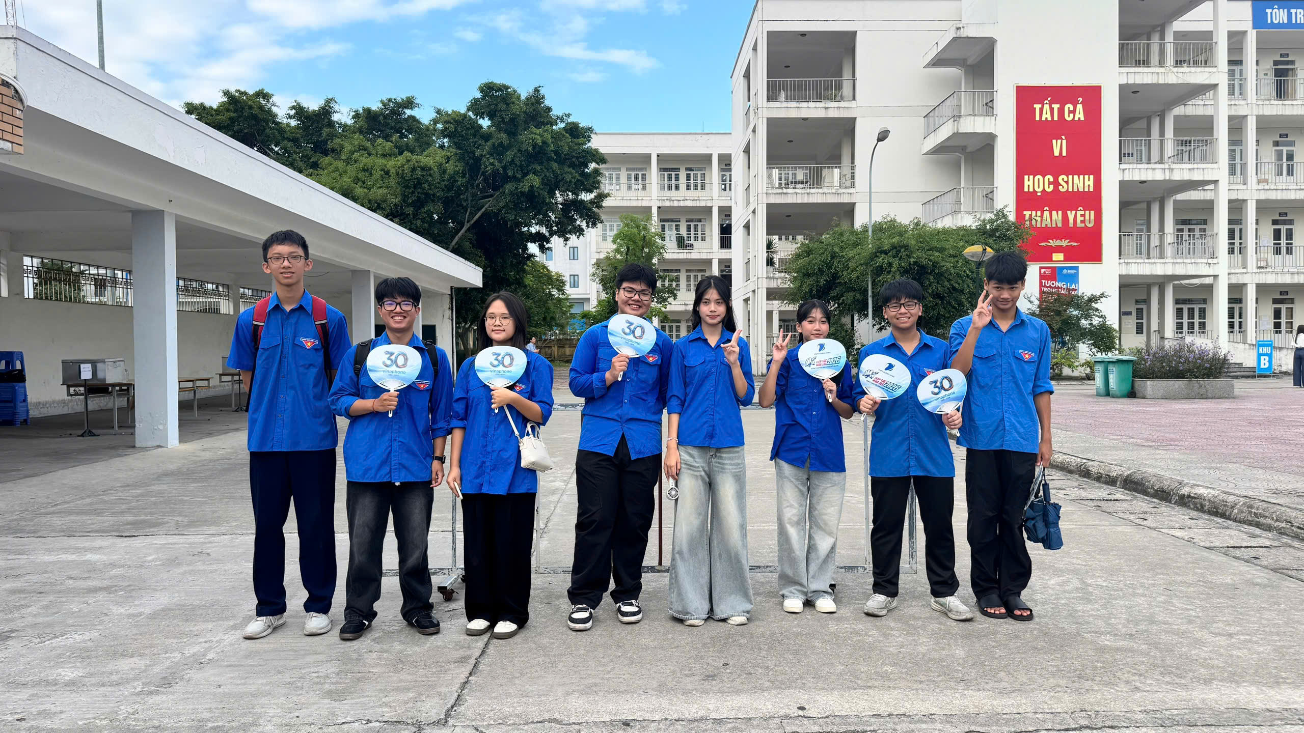 Những khoảnh khắc đẹp trong ngày đầu thi tốt nghiệp THPT tại Quảng Ninh- Ảnh 4.