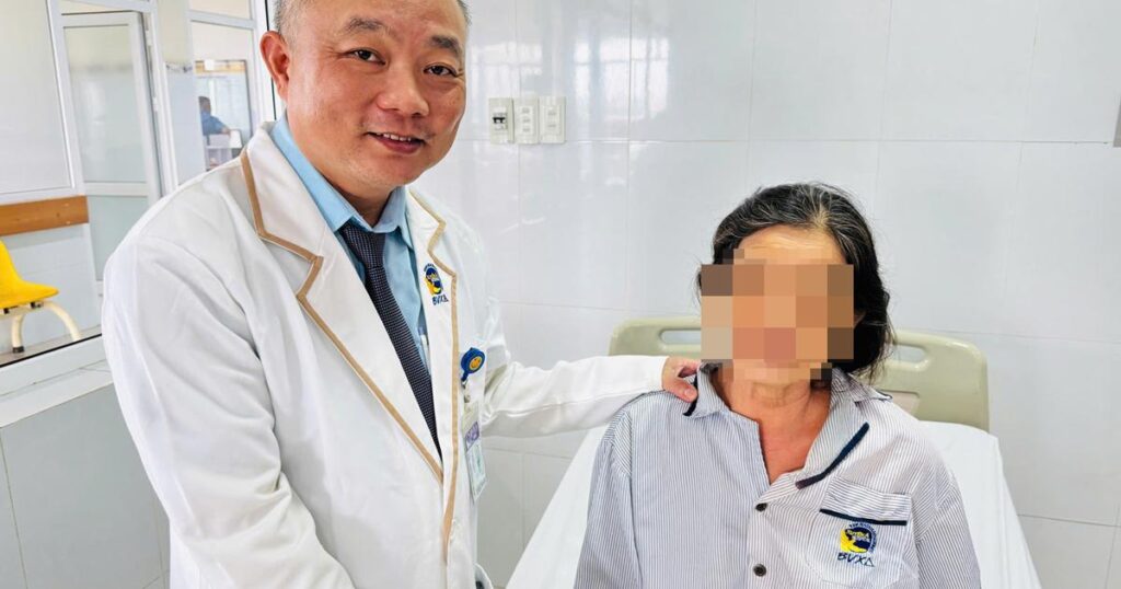 Một người bị tắc mật và viêm tụy cấp do kẹt thức ăn