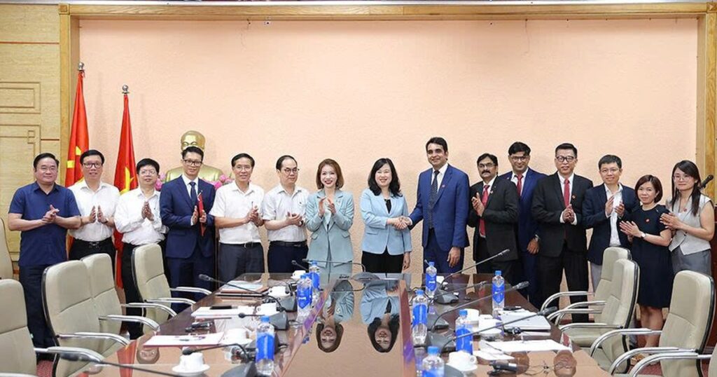 Bộ trưởng Bộ Y tế Đào Hồng Lan tiếp, làm việc với Lãnh đạo cấp cao Tập đoàn Hetero Labs Limited, Ấn Độ