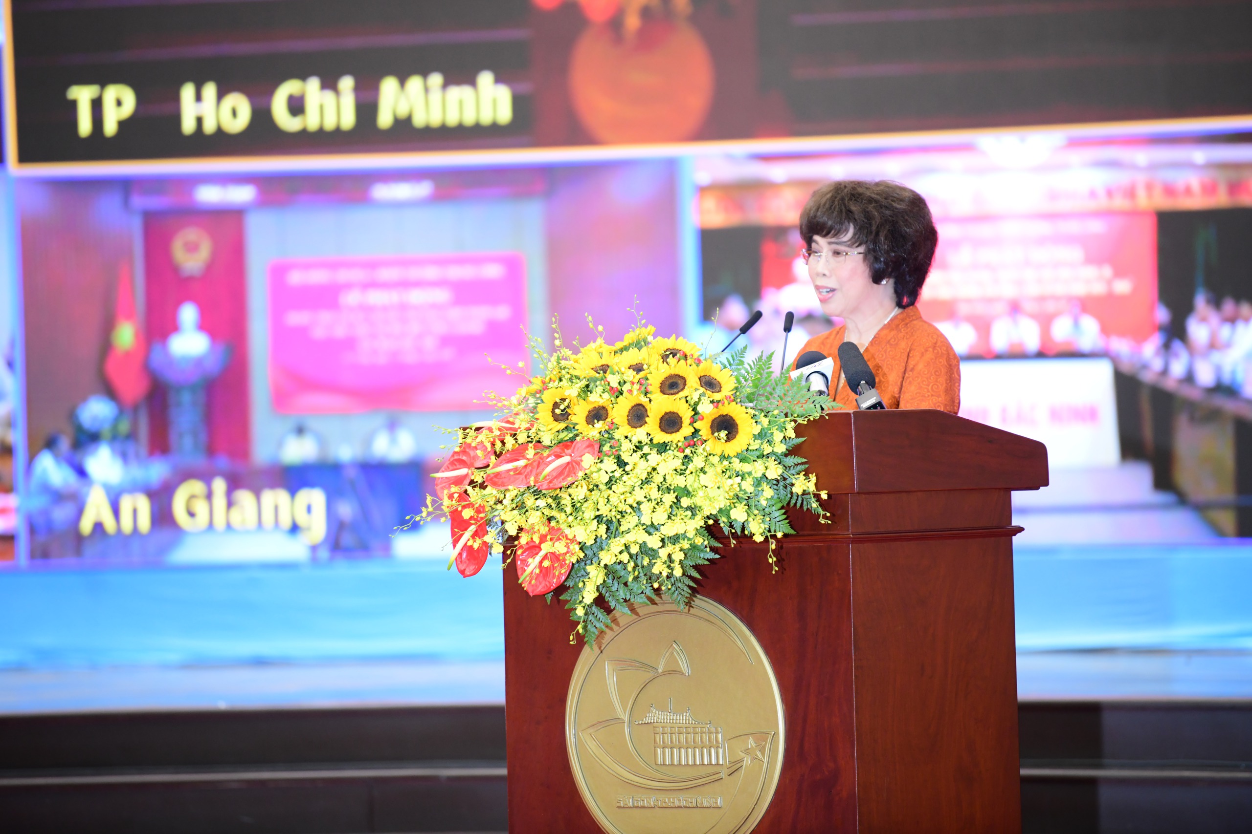 ahld-thai-huong1-anh-dung-luong-lon-1781342652688950848672 Anh hùng Lao động Thái Hương: Tăng trưởng hai con số phải được xây dựng trên nền tảng sức khỏe của nhân dân- Ảnh 1.