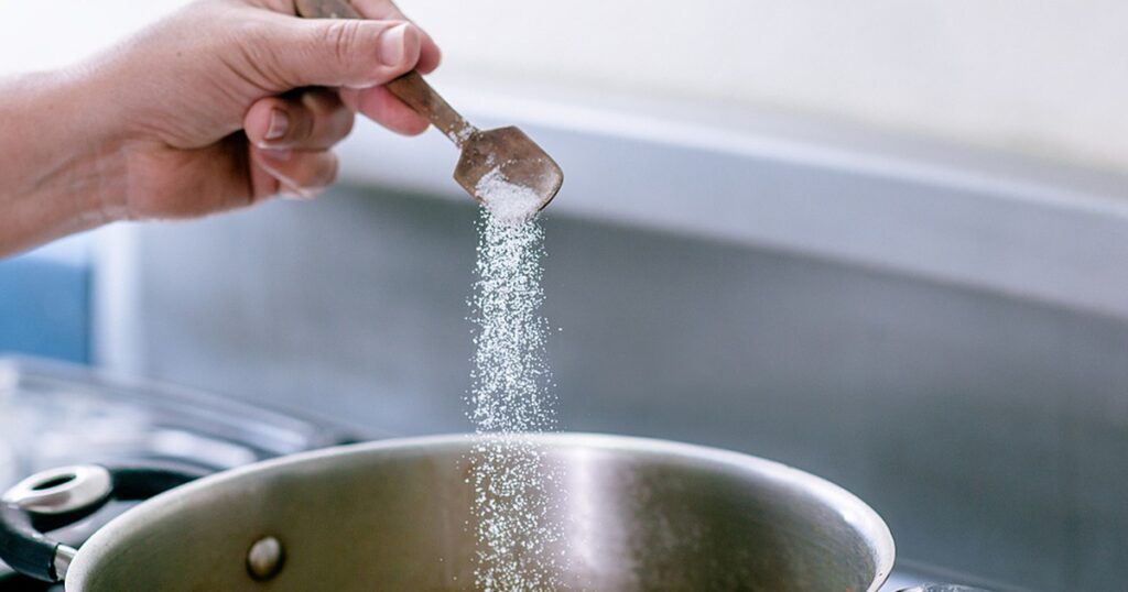 Ăn quá nhiều muối: ‘Kẻ giết người thầm lặng’ trong bữa ăn hằng ngày