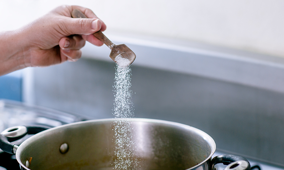 Ăn quá nhiều muối: 'Kẻ giết người thầm lặng' trong bữa ăn hằng ngày- Ảnh 1.