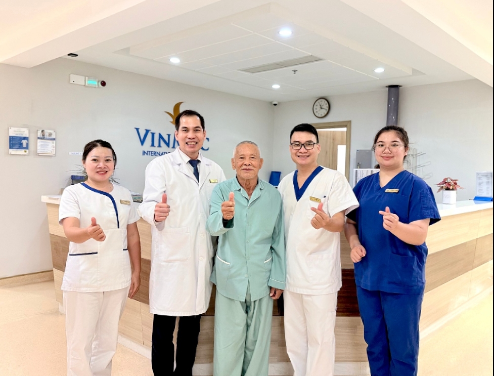 Vinmec Hạ Long cứu cụ ông 89 tuổi thoát nguy cơ suy thận bằng nội soi ít xâm lấn- Ảnh 2.