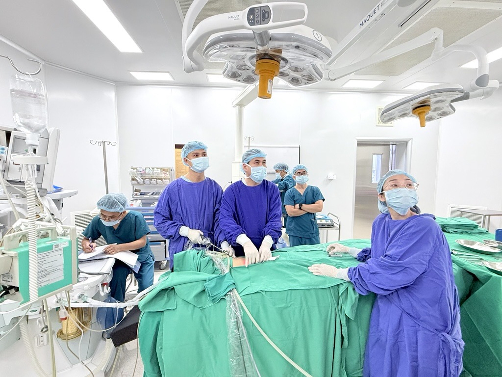 Vinmec Hạ Long cứu bé trai 2 tuổi khỏi nguy cơ biến chứng do bệnh lý ống phúc tinh mạc- Ảnh 2.