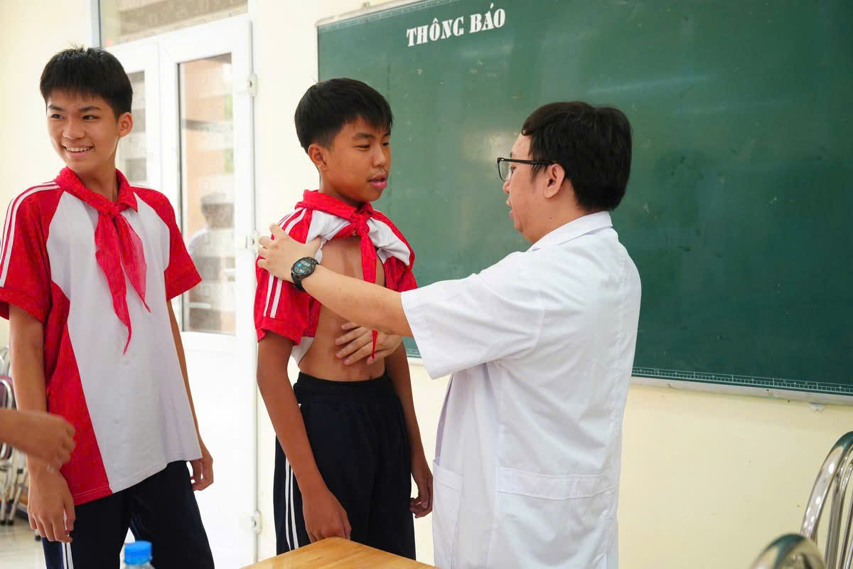 bac-si-benh-vien-bai-chay-kham-suc-khoe-cho-hoc-sinh-1779087101647752250975 Quảng Ninh: Khám sàng lọc, cấp phát thuốc miễn phí cho hàng nghìn người dân- Ảnh 3.