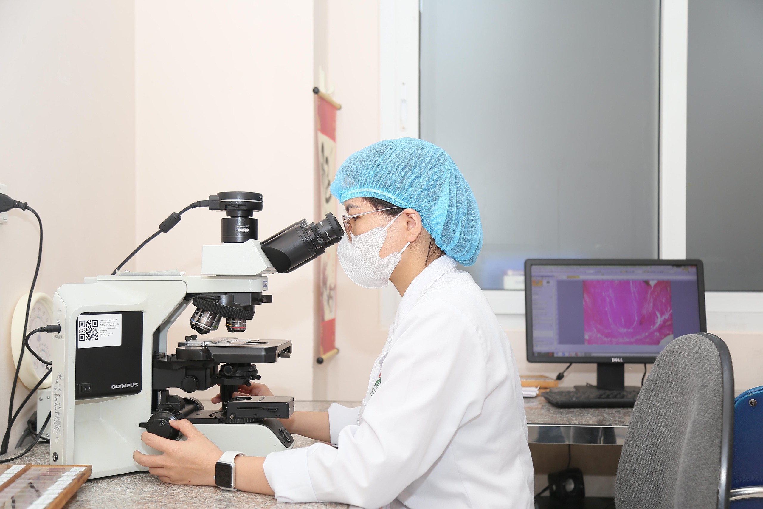 Bệnh viện đầu tiên của Y tế Hà Nội đồng thời có 4 khoa xét nghiệm đạt chuẩn quốc tế- Ảnh 1.