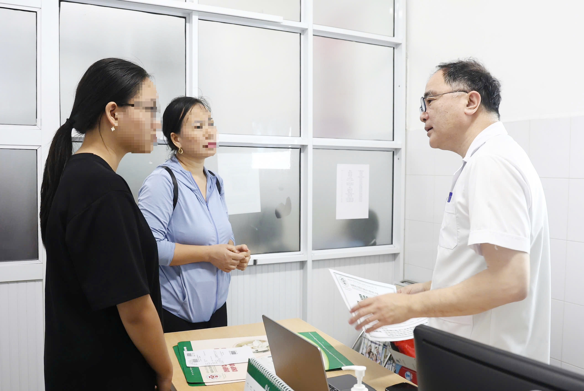 Dấu hiệu nhiều phụ huynh bỏ qua khiến trẻ biến dạng cột sống- Ảnh 2.