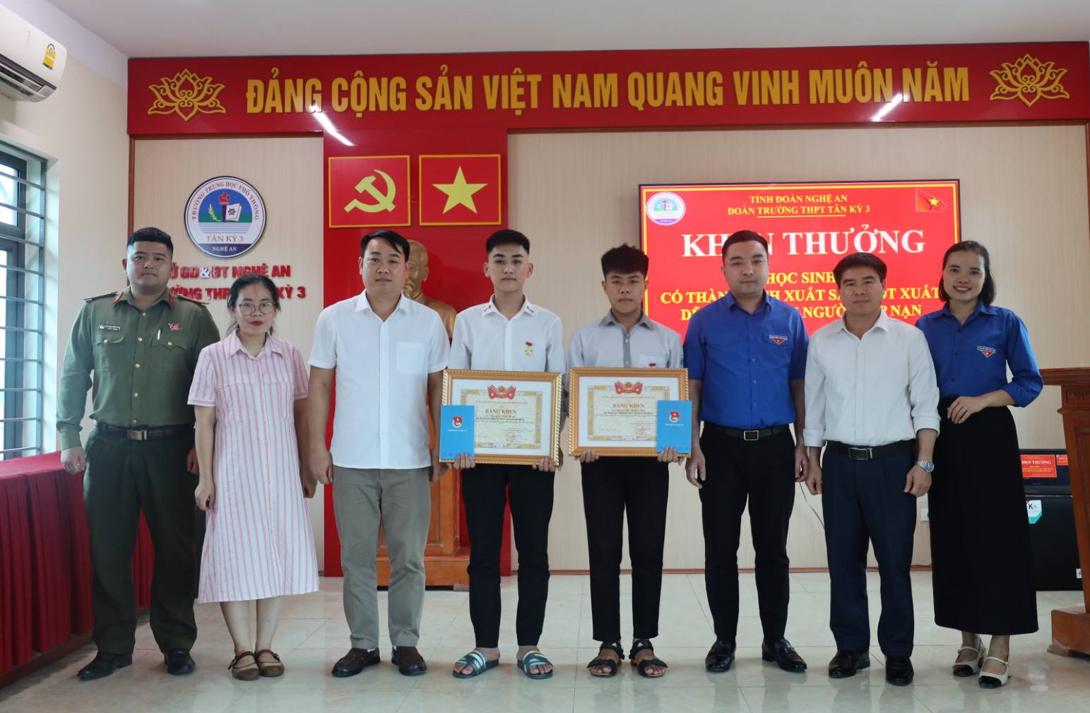 Trao Huy hiệu 'Tuổi trẻ dũng cảm' cho 2 học sinh cứu người trên sông Con- Ảnh 1.