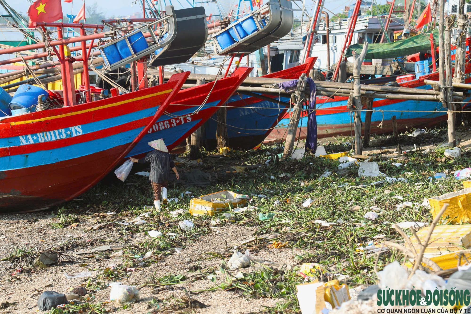 Rác thải bủa vây khu neo đậu tàu thuyền ven biển Nghệ An- Ảnh 12.