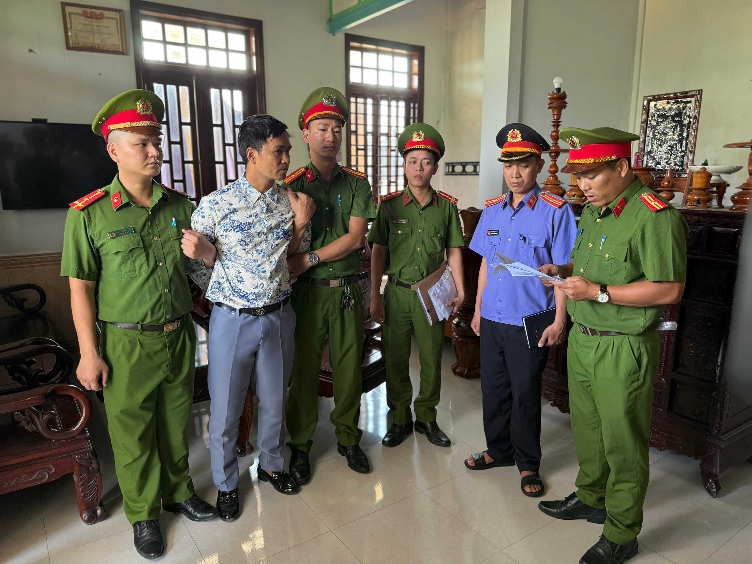 Bắt đối tượng cản trở người thi hành công vụ, đăng tải nội dung xuyên tạc ở Huế- Ảnh 1.