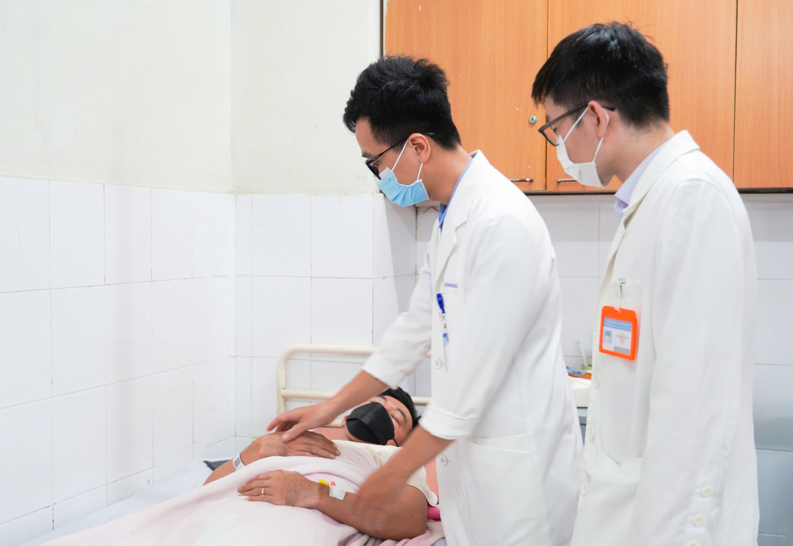 Tự chữa quai bị, người đàn ông tá hỏa nhập viện vì viêm tinh hoàn- Ảnh 1.