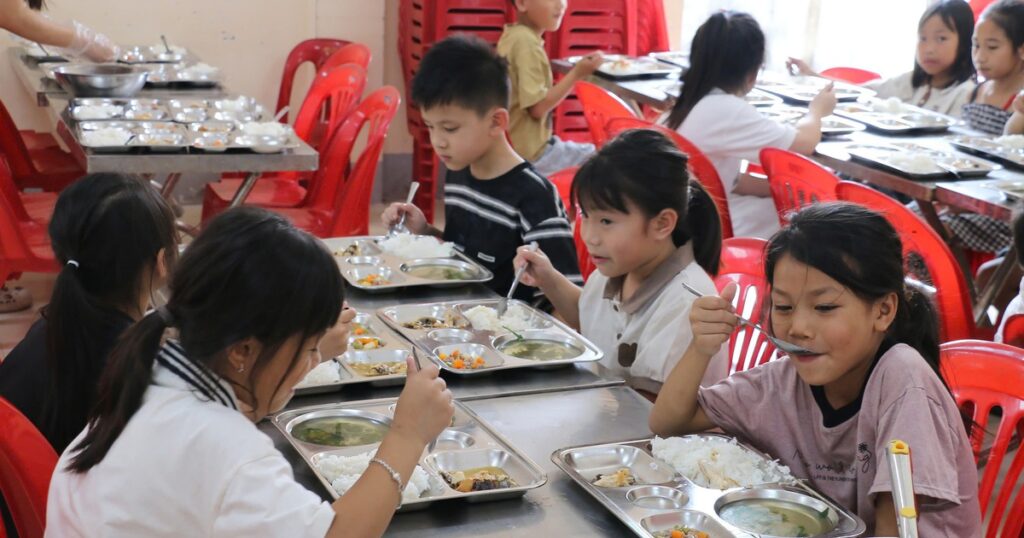Đừng để mọi đứa trẻ ăn chung một khay cơm bán trú