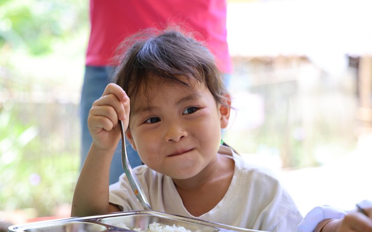 Dinh dưỡng học đường: Từ bữa ăn bán trú đến thay đổi hành vi chăm sóc trẻ