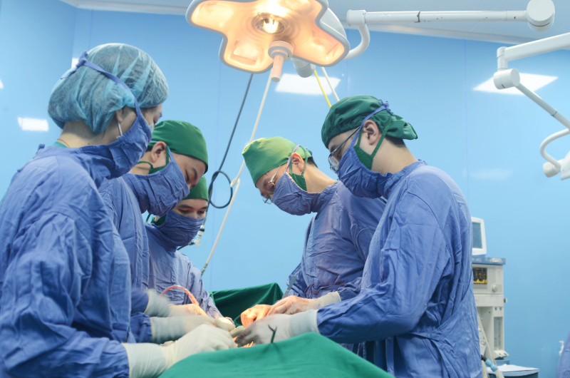 Cắt khối ung thư xâm lấn rộng, bảo tồn chức năng tiết niệu cho người bệnh- Ảnh 1.