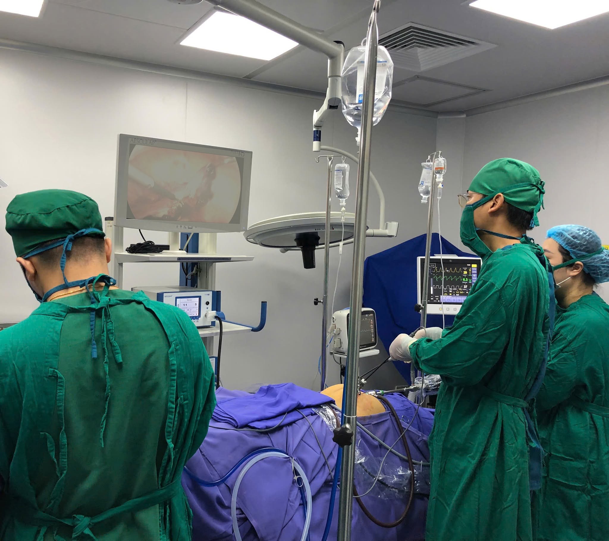 Liên tiếp cứu sống nhiều phụ nữ chửa ngoài tử cung vỡ tại Bệnh viện Đa khoa Khu vực Vân Đồn - Ảnh 1.
