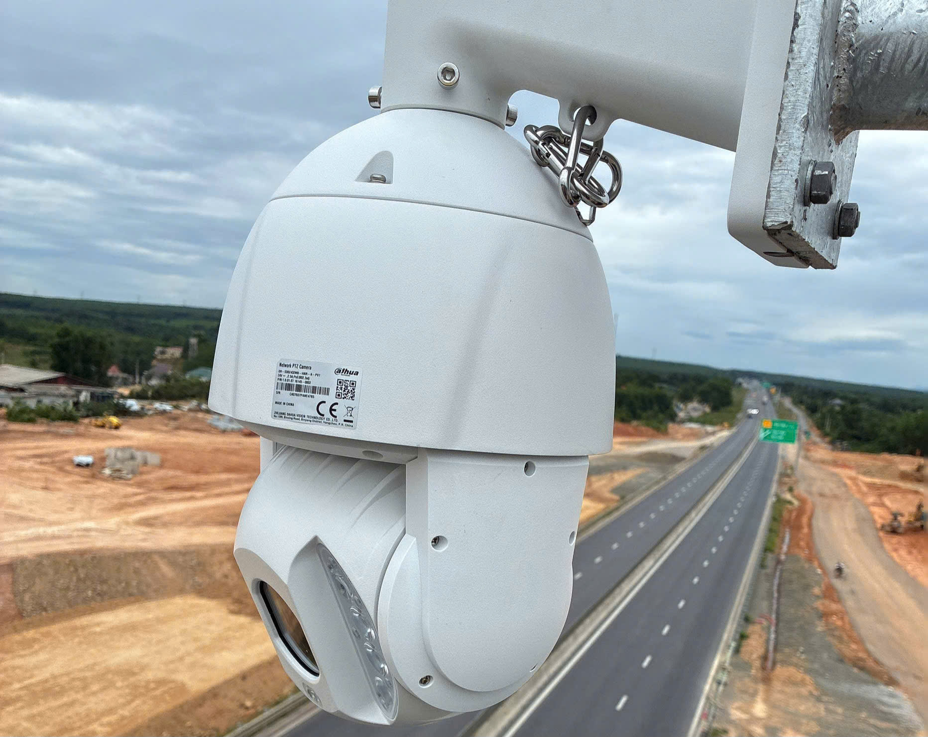 can-canh-he-thong-camera-ai-tren-cao-toc-van-ninh-cam-lo-4-1780027973364696735118 78 camera AI trên cao tốc Vạn Ninh - Cam Lộ đang được lắp đặt thế nào?- Ảnh 2.