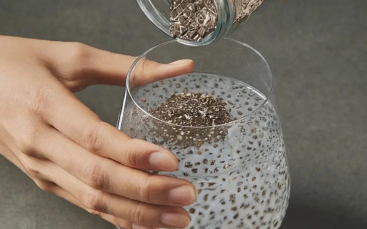 Tại sao cần phải ngâm nở hạt chia trước khi uống?