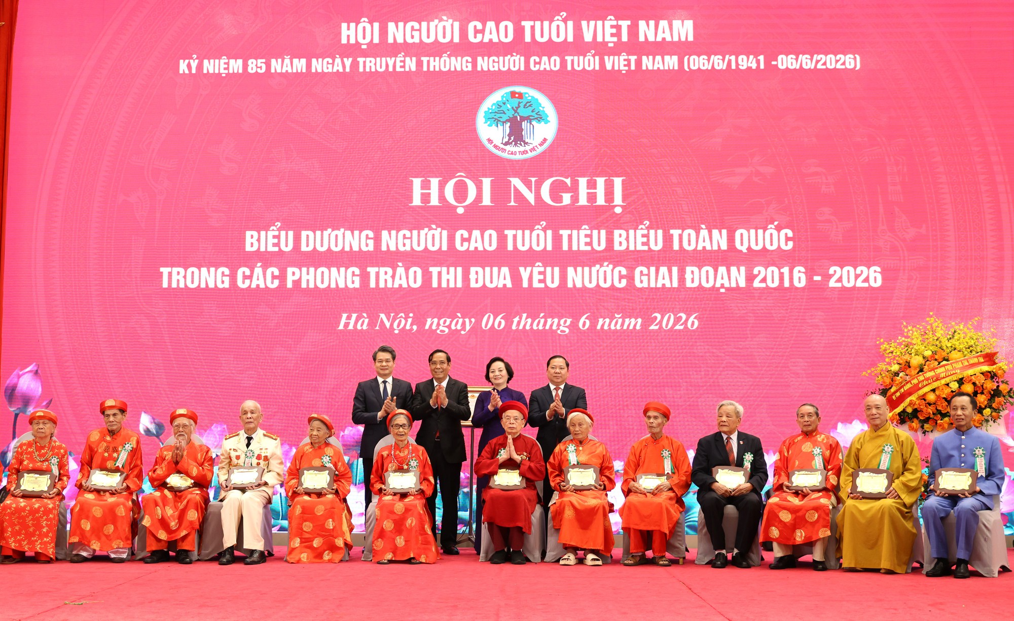 chuc-mung-17807359427851216979497 Phó Thủ tướng: Xác định người cao tuổi là nguồn lực, là động lực quan trọng của đất nước- Ảnh 3.