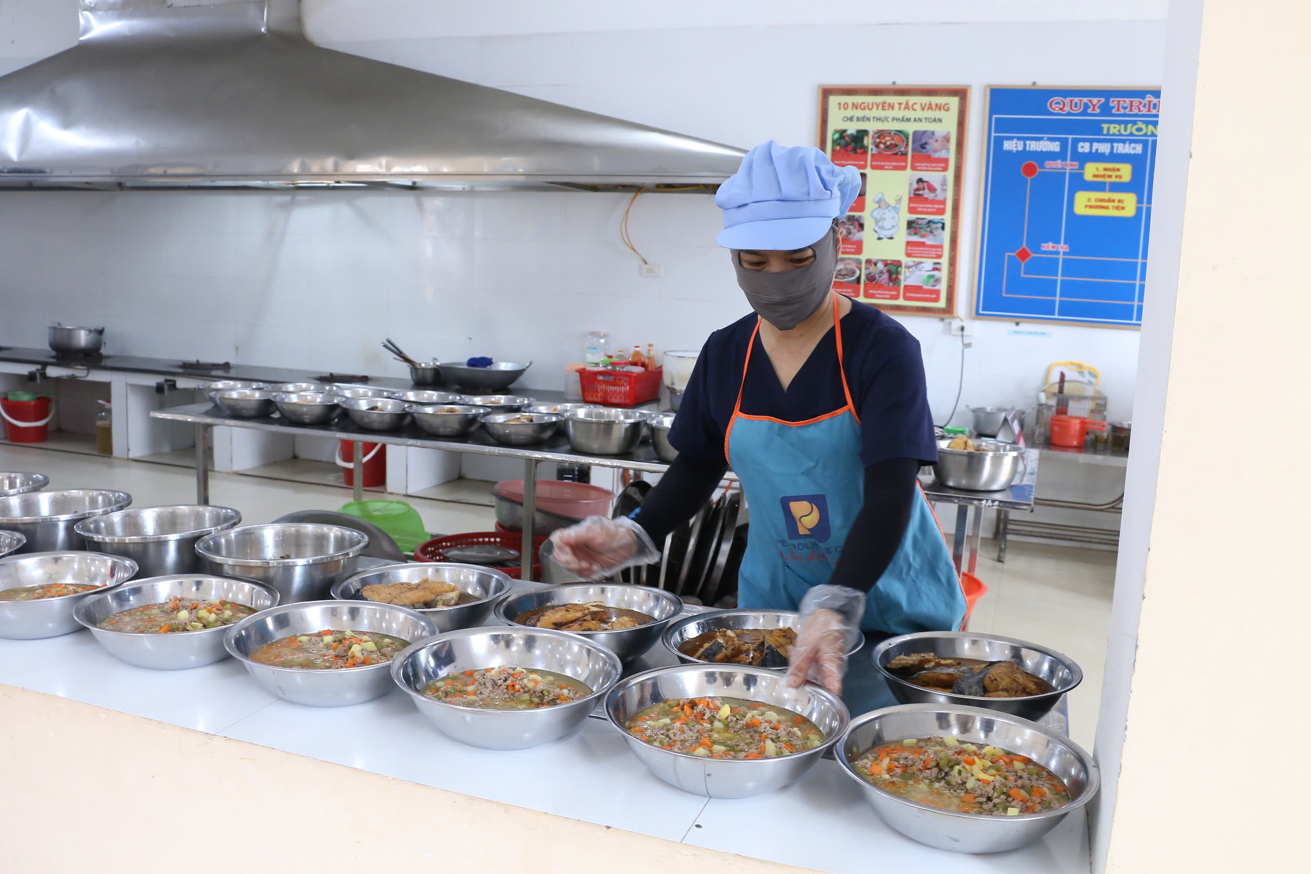 Đừng để mọi đứa trẻ ăn chung một khay cơm bán trú  - Ảnh 2.