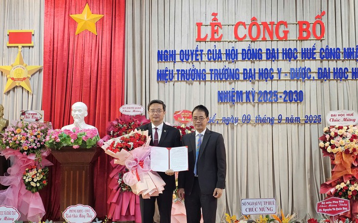 Công bố nghị quyết công nhận Hiệu trưởng Trường Đại học Y - Dược Huế