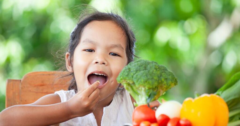 Giải pháp giúp trẻ tiểu học tự nguyện ăn rau tại trường