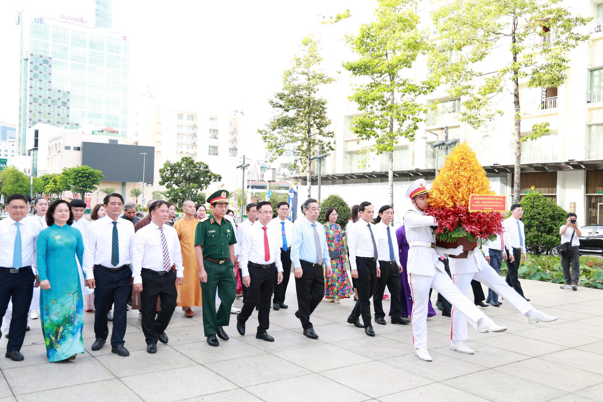 Bí thư Thành ủy TPHCM Trần Lưu Quang dâng hoa tưởng niệm Chủ tịch Hồ Chí Minh- Ảnh 1.