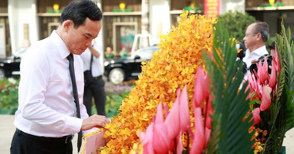 Bí thư Thành ủy TPHCM Trần Lưu Quang dâng hoa tưởng niệm Chủ tịch Hồ Chí Minh