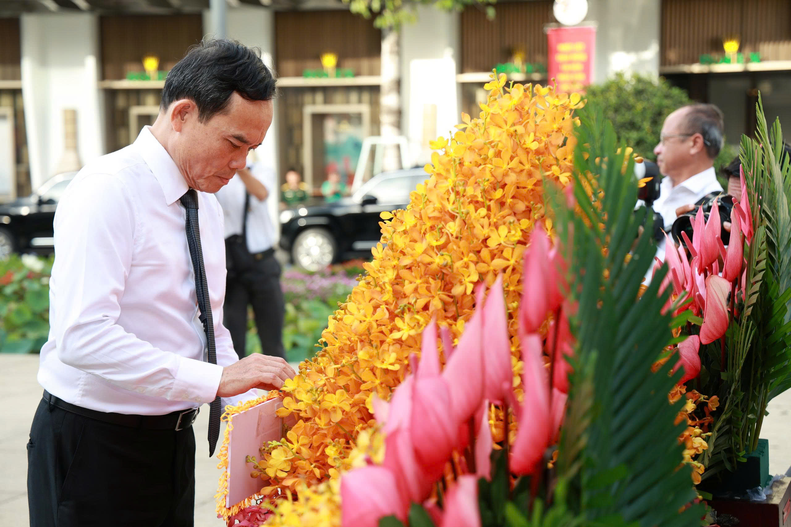 Bí thư Thành ủy TPHCM Trần Lưu Quang dâng hoa tưởng niệm Chủ tịch Hồ Chí Minh- Ảnh 2.