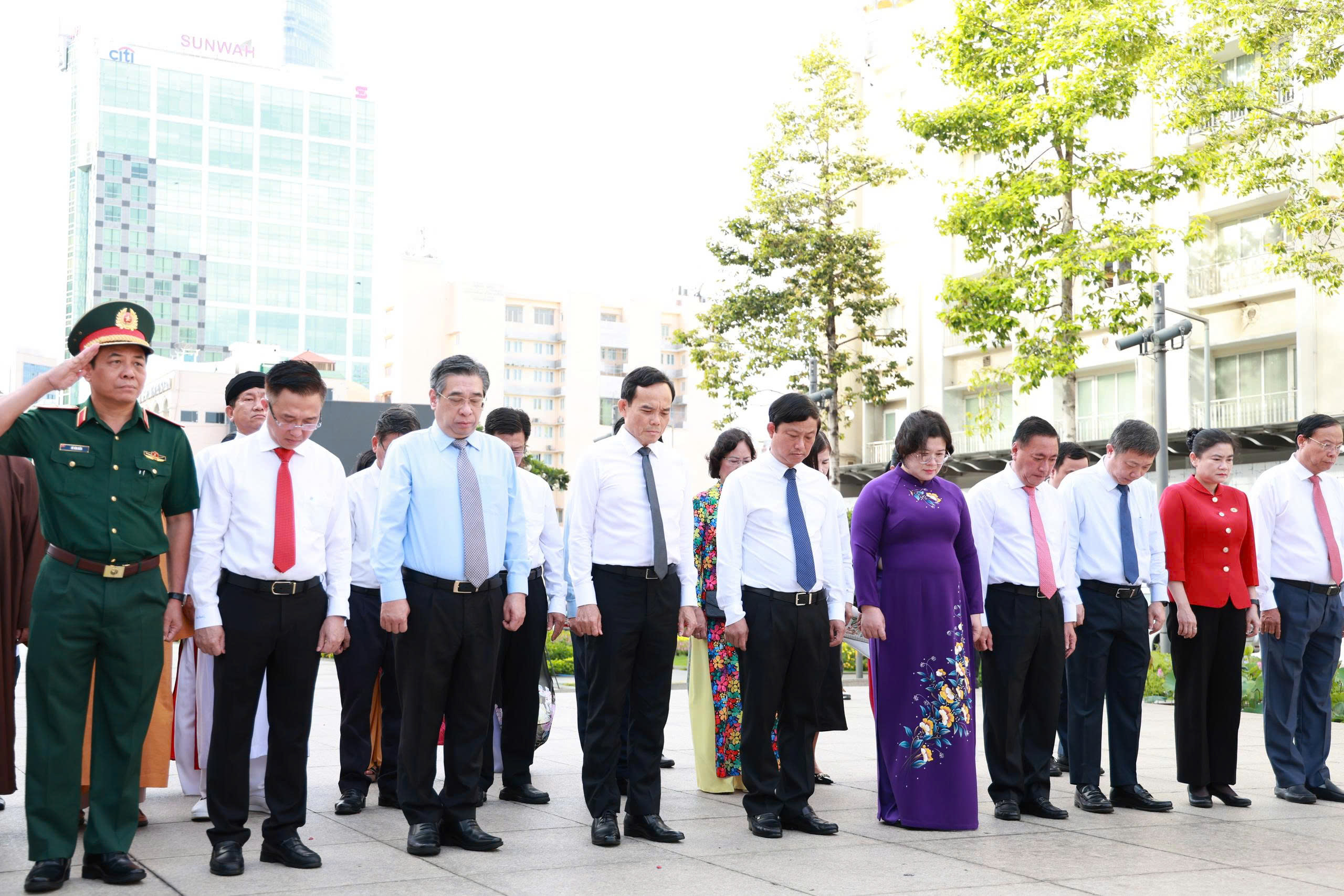 Bí thư Thành ủy TPHCM Trần Lưu Quang dâng hoa tưởng niệm Chủ tịch Hồ Chí Minh- Ảnh 3.