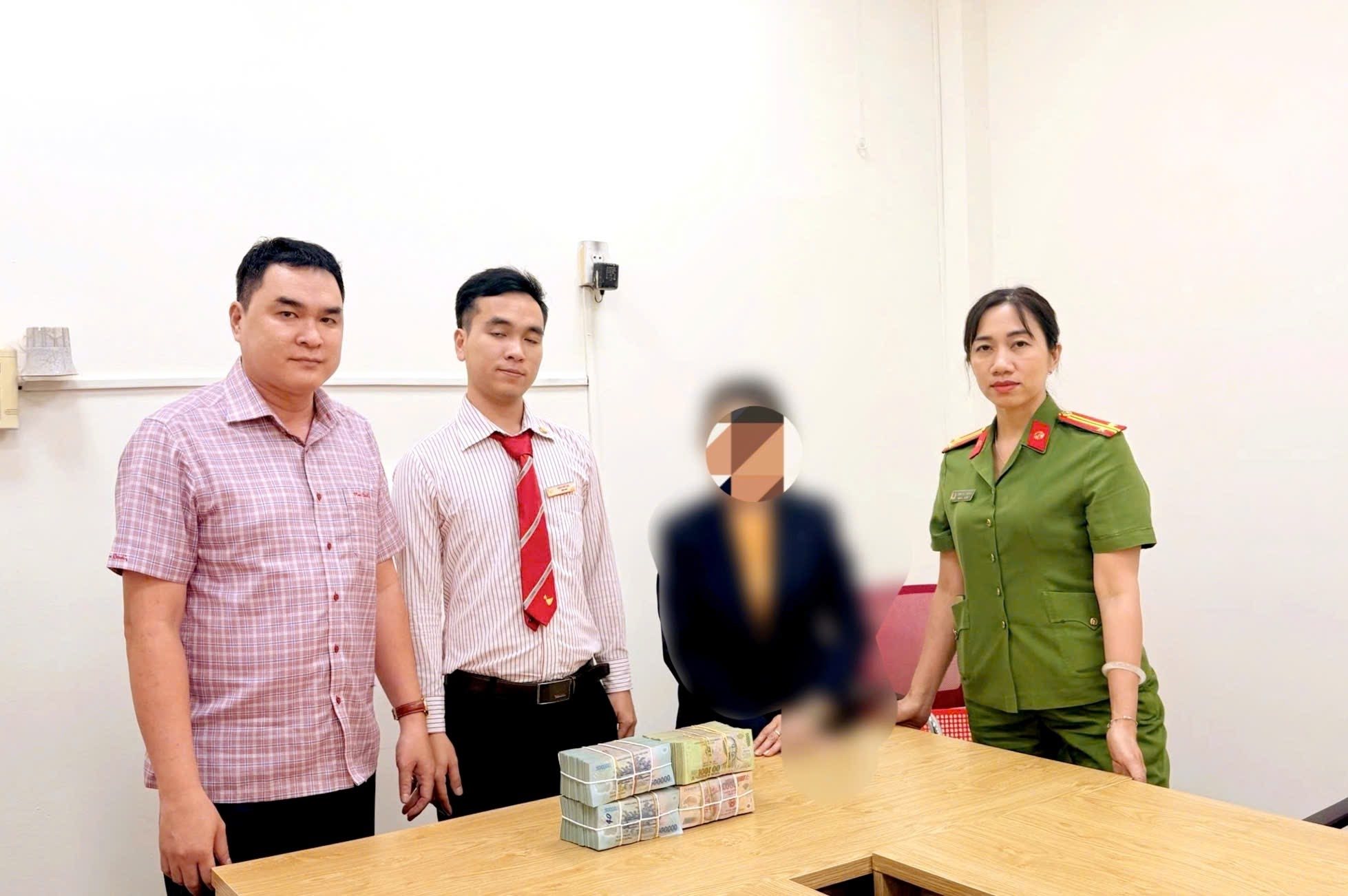 Quen 'tướng Mỹ' qua mạng xã hội, người phụ nữ suýt mất hơn 1,3 tỷ đồng- Ảnh 1.