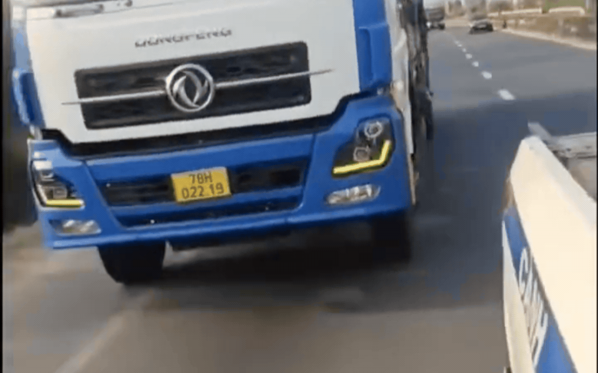 tài xế xe tải bỏ chạy