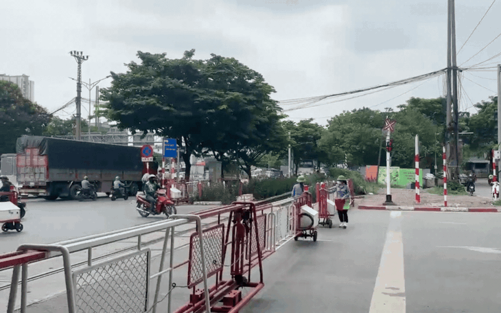 Hà Nội tăng cường xử lý vi phạm đường sắt, chỉ ra thói quen chủ quan nhiều người vẫn mắc phải