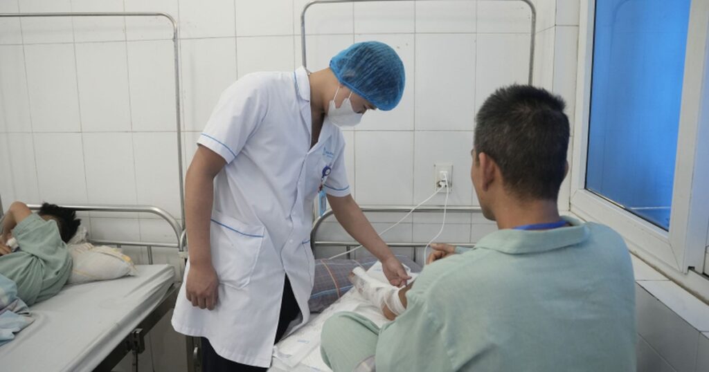 Người đàn ông mất nửa bàn chân do cưa bình khí bất ngờ phát nổ