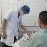 Người đàn ông mất nửa bàn chân do cưa bình khí bất ngờ phát nổ