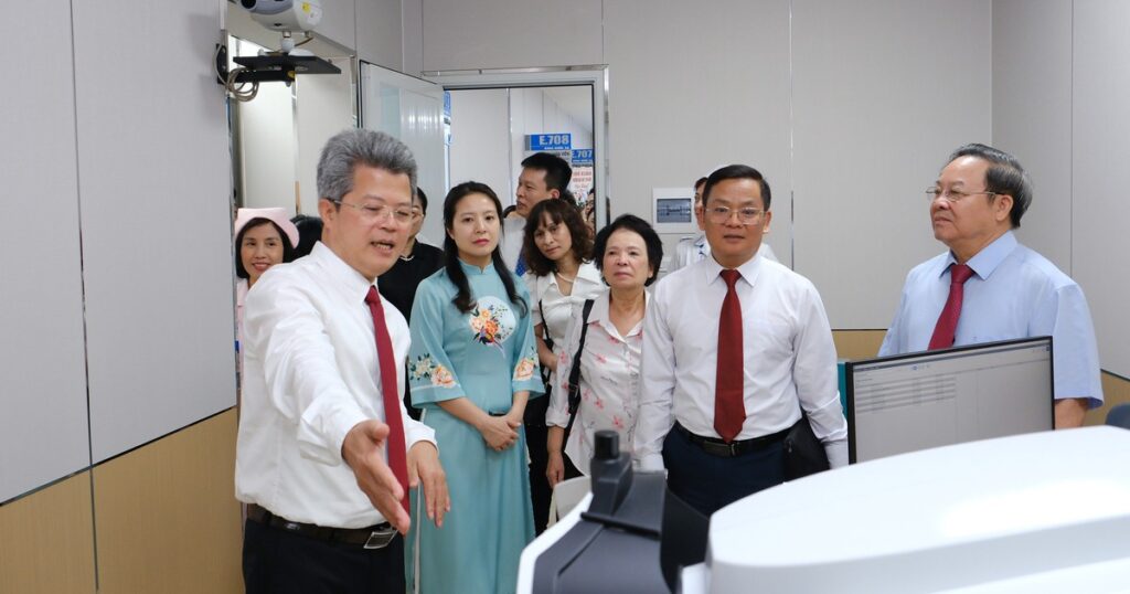 Mở rộng tiếp cận phẫu thuật khúc xạ công nghệ cao cho người dân