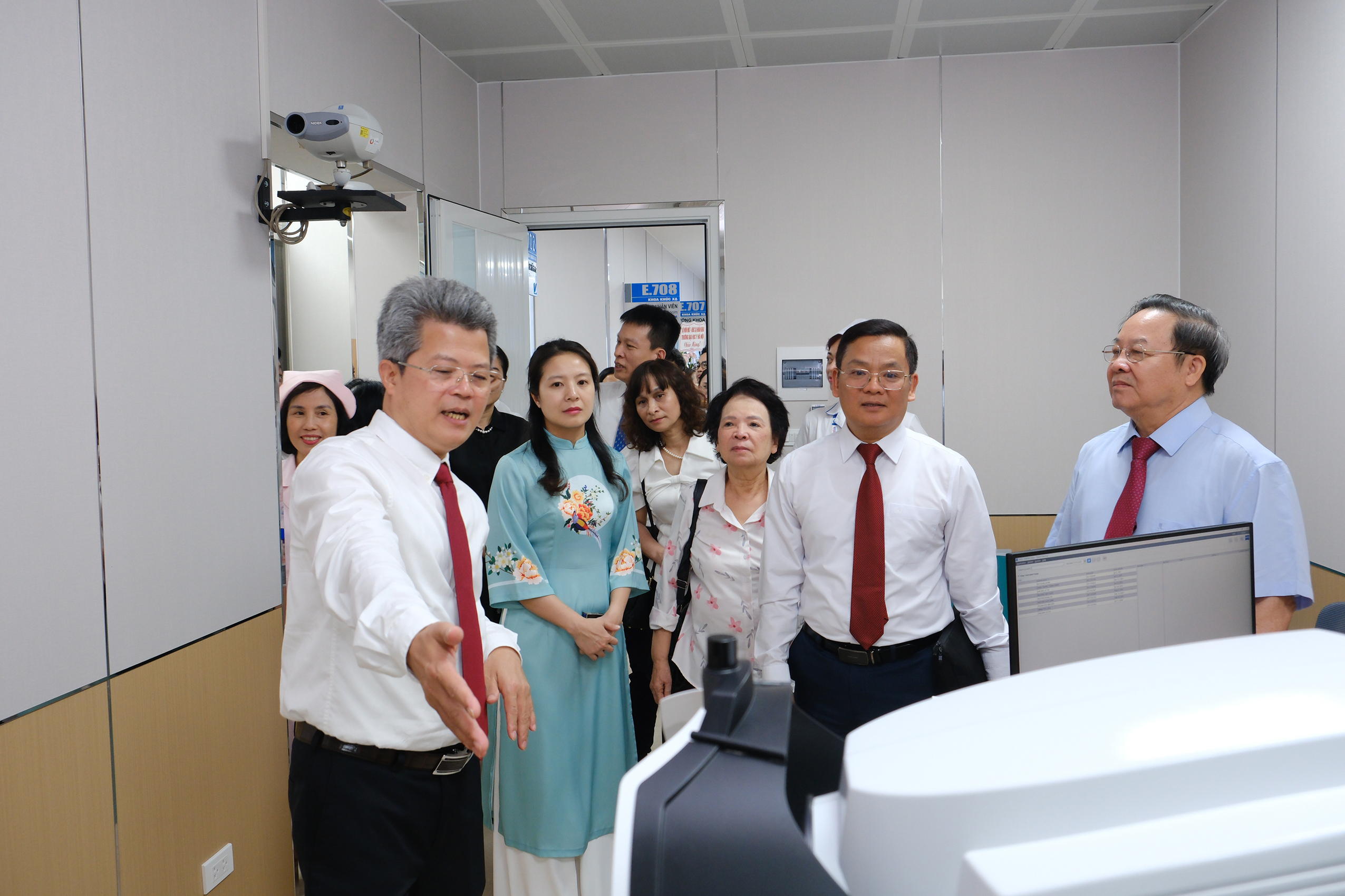 dscf6515-1778584358176912438270 Mở rộng tiếp cận phẫu thuật khúc xạ công nghệ cao cho người dân- Ảnh 4.