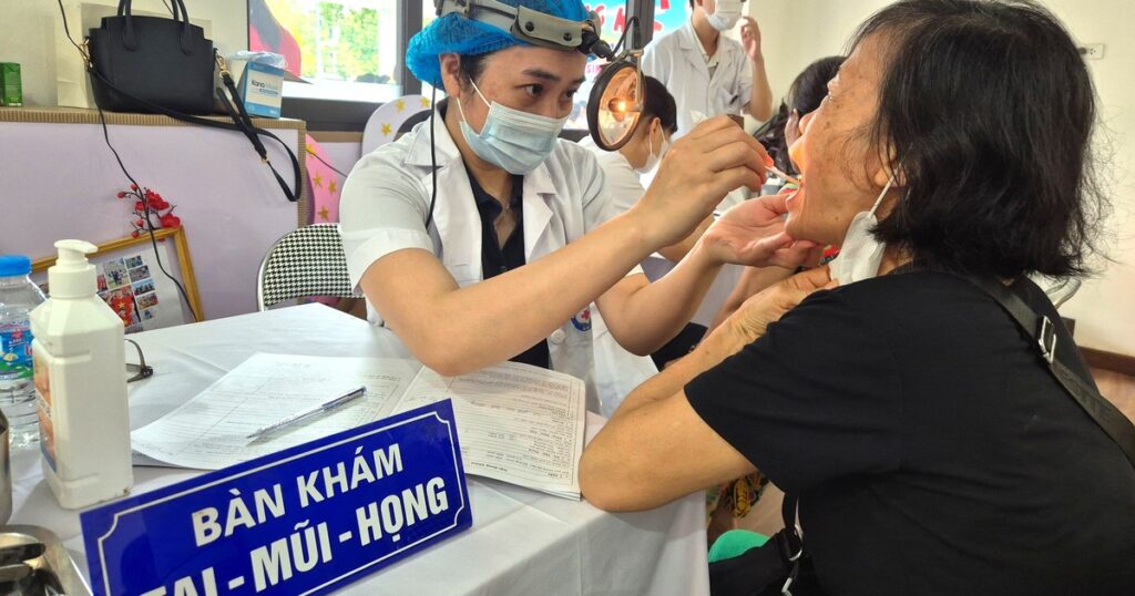 Người cao tuổi, người khuyết tật phấn khởi đi khám sức khỏe miễn phí ngay tại phường